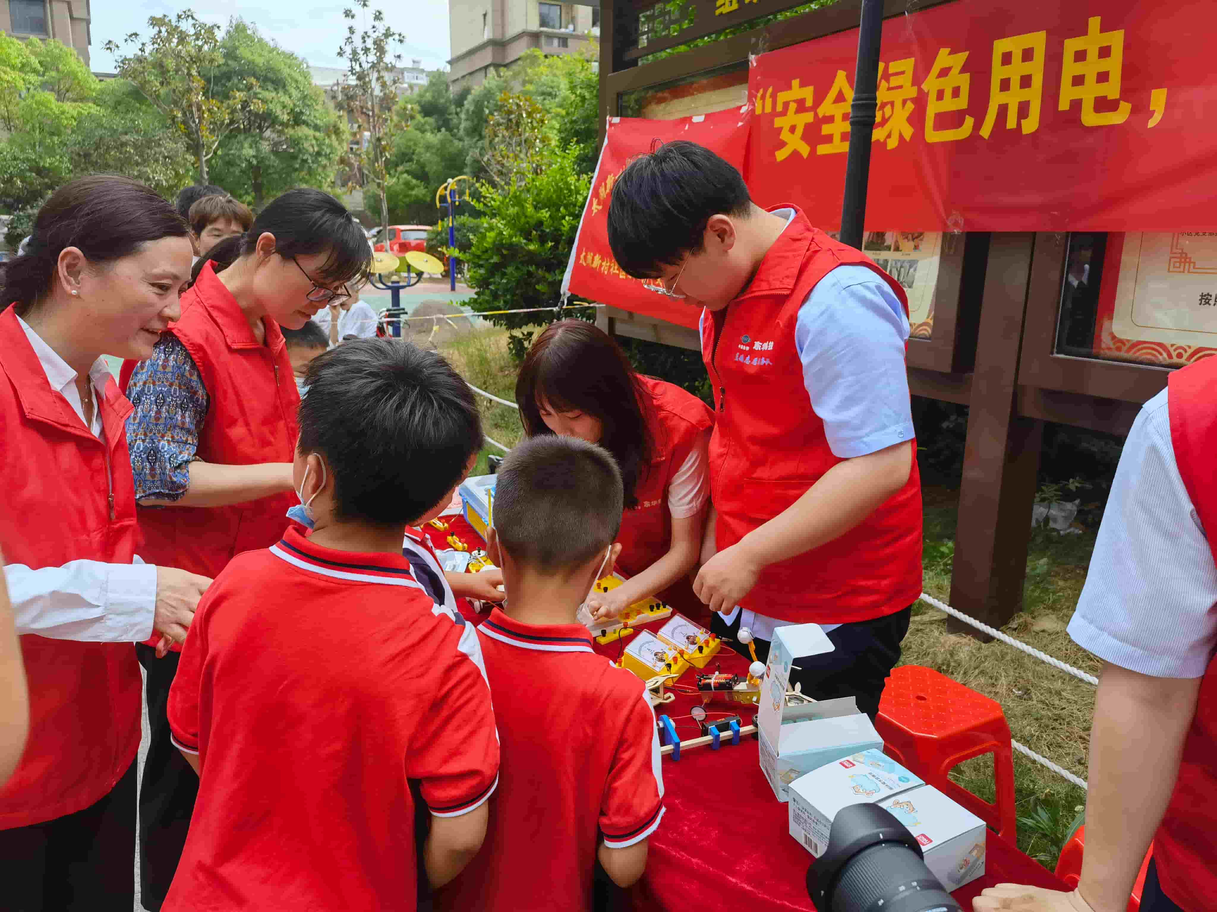 2021年6月21日，藍(lán)鴿志愿服務(wù)隊(duì)前往社區(qū)開展“安全用電，安全你我”志愿活動(dòng)（1）